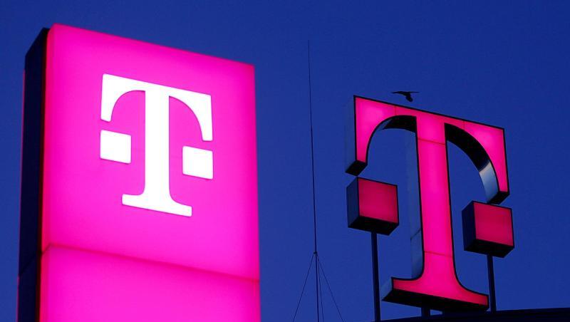 Die Telekom sieht sich auch in Deutschland auf Kurs, wo sie viel Geld in den Ausbau des Mobilfunks und des Festnetzes steckt. Die Telekom sieht sich auch in Deutschland auf Kurs, wo sie viel Geld in den Ausbau des Mobilfunks und des Festnetzes steckt.