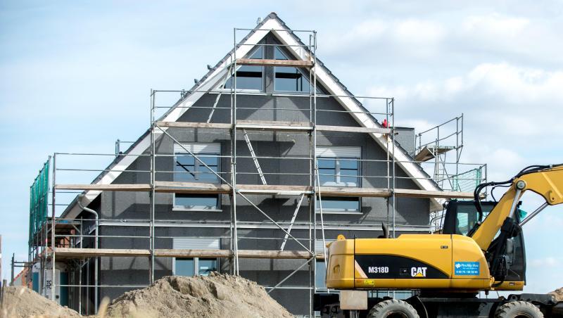 Ein eingerüsteter Rohbau eines Einfamilienhauses steht in einem Neubaugebiet. Foto: Hauke-Christian Dittrich/dpa/Archivbild Ein eingerüsteter Rohbau eines Einfamilienhauses steht in einem Neubaugebiet. Foto: Hauke-Christian Dittrich/dpa/Archivbild