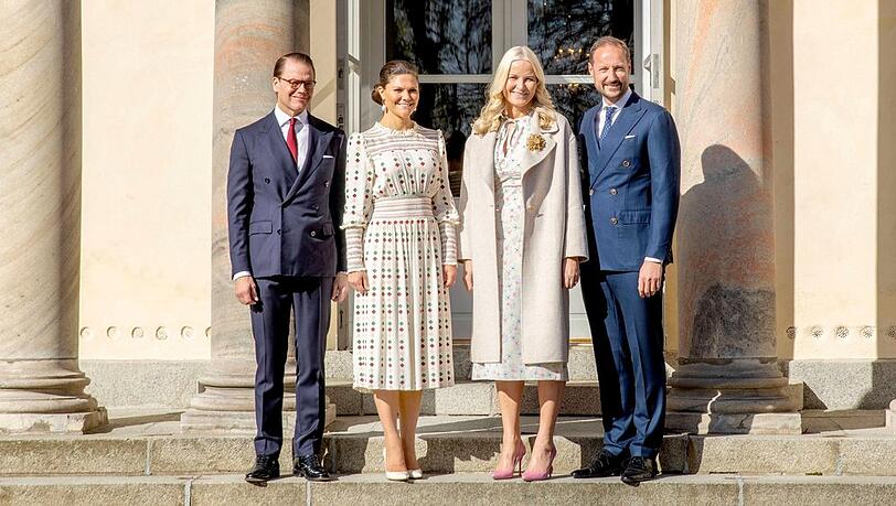 Prinz Daniel und Kronprinzessin Victoria von Schweden (li.) begrüßten Kronprinzessin Mette-Marit und Kronprinz Haakon von Norwegen auf Schloss Haga.