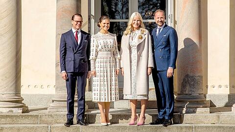 Prinz Daniel und Kronprinzessin Victoria von Schweden (li.) begrüßten Kronprinzessin Mette-Marit und Kronprinz Haakon von Norwegen auf Schloss Haga.