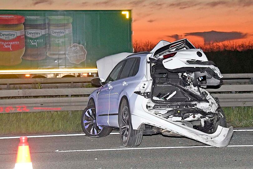 Der 22-jährige Tiguan-Fahrer und seine Beifahrerin wurden schwer verletzt. Sie kamen mit dem Rettungshubschrauber beziehungsweise mit einem Rettungswagen ins Krankenhaus.