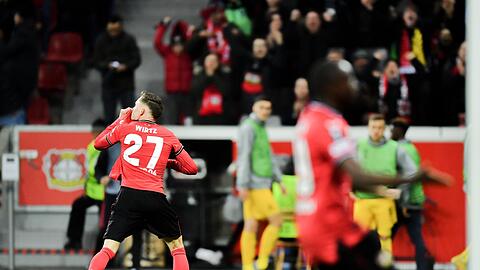 Florian Wirtz küsst nach seinem Treffer zum 1:1-Ausgleich das Bayer-Wappen.