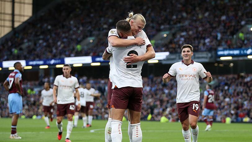 Erling Haaland von Manchester City jubelt mit seinem Teamkollegen Kyle Walker (vorne) über sein Tor.