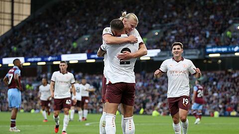 Erling Haaland von Manchester City jubelt mit seinem Teamkollegen Kyle Walker (vorne) über sein Tor.
