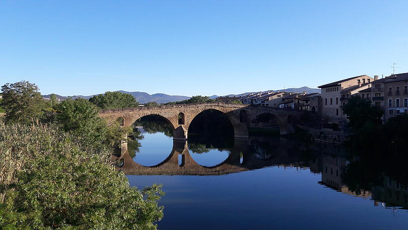 Brücke in Puente la Reina (Brücke der Königin). Sie wurde in der ersten Hälfte des 11. Jahrhunderts von einer Königin gestiftet, um den Pilgern eine sichere Überquerung des Flusses  Arga zu ermöglichen.