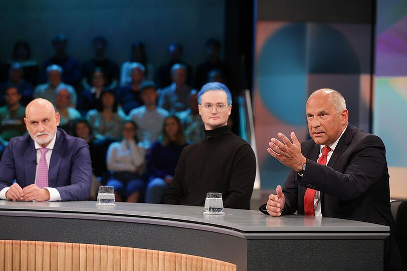 "Wir müssen den Staat schlanker machen", sprang der hessische Innenminister Roman Poseck (rechts) dbb-Chef Volker Geyer (links) bei. "Wir müssen den Staat schlanker machen", sprang der hessische Innenminister Roman Poseck (rechts) dbb-Chef Volker Geyer (links) bei.