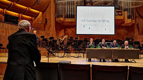 Max Wagner (Gasteig-Geschäftsführer, l.), Matthias Ambrosius (Orchestervorstand), Anton Biebl (Kulturreferent) und Paul Müller (Intendant der Philharmoniker) beantworten auf dem Podium Fragen der Abonnenten.