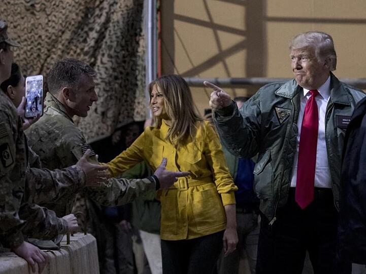 US-Donald Trump und die First Lady Melania begrüßen Mitglieder des Militärs auf der Al Asad Air Base.