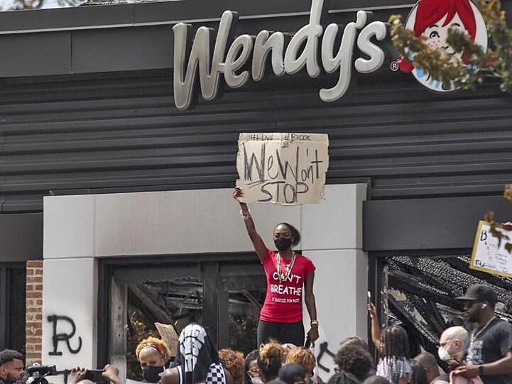 Rayshard Brooks starb am Freitag nach einer Konfrontation mit Polizisten in diesem Fast-Food-Restaurant in Atlanta.