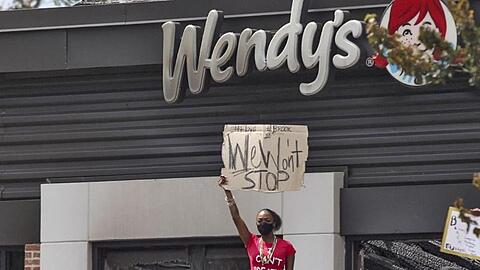Rayshard Brooks starb am Freitag nach einer Konfrontation mit Polizisten in diesem Fast-Food-Restaurant in Atlanta.