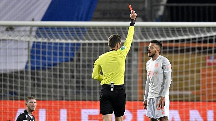 Corentin Tolisso (r.) bekommt nach einem Foul die Rote Karte.