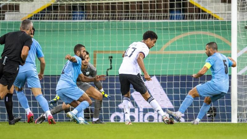 Deutschlands Malik Tillman (M) erzielt das Tor zum 1:1 gegen Israel. Deutschlands Malik Tillman (M) erzielt das Tor zum 1:1 gegen Israel.