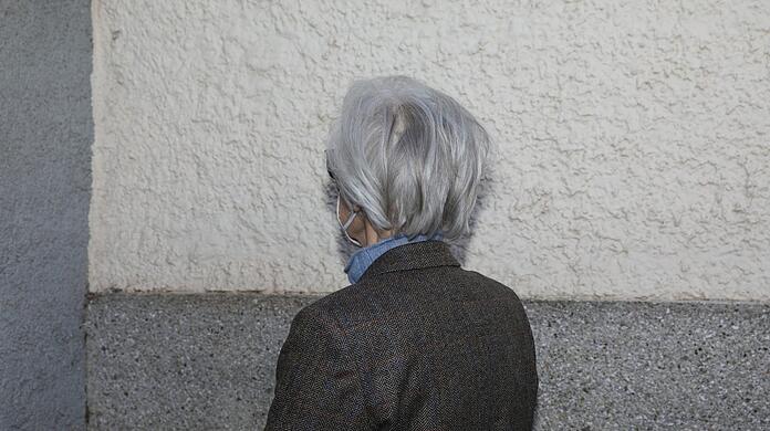 Die Münchner Rentnerin Margarethe T. (77) hat einen Schockanruf erhalten und will aus Angst vor den Tätern nicht erkannt werden.