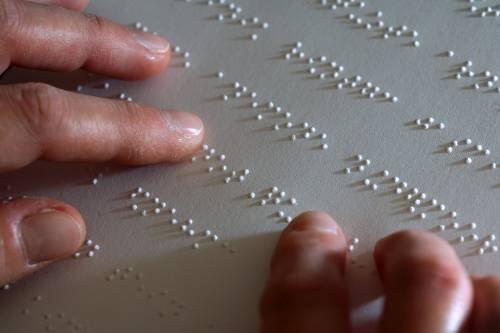 Mit den Fingerspitzen lesen &ndash; diese Kunst beherrschen die Blinden, die die Braille-Schrift anwenden.