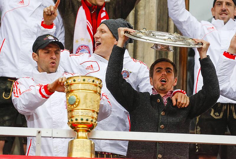 Thomas Müller im Triple-Jahr2013 mit dem DFB-Pokal auf dem Rathausbalkon.