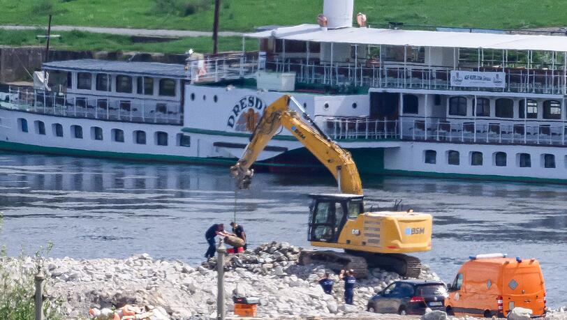 Mitarbeiter der Kampfmittelbeseitigung Sachsen transportieren während der Entschärfung am Fundort eine 250 Kilogramm schwere Weltkriegsbombe ab. Mitarbeiter der Kampfmittelbeseitigung Sachsen transportieren während der Entschärfung am Fundort eine 250 Kilogramm schwere Weltkriegsbombe ab.