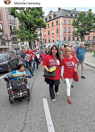 Uschi Glas beim "Run for Their Lives". Im Interview sagt sie: "Seit dem Überfall der Hamas auf Israel am 7. Oktober 2023 laufen wir im Rahmen von "Run for Their Lives" jeden Sonntagnachmittag schweigend durch München."