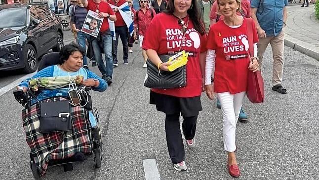 Uschi Glas beim "Run for Their Lives". Im Interview sagt sie: "Seit dem Überfall der Hamas auf Israel am 7. Oktober 2023 laufen wir im Rahmen von "Run for Their Lives" jeden Sonntagnachmittag schweigend durch München." Uschi Glas beim "Run for Their Lives". Im Interview sagt sie: "Seit dem Überfall der Hamas auf Israel am 7. Oktober 2023 laufen wir im Rahmen von "Run for Their Lives" jeden Sonntagnachmittag schweigend durch München."