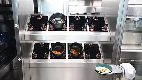 Ein Goodbytz-Roboter bereitet im Universit&auml;tsklinikum in T&uuml;bingen Essen zu. (Archivbild)