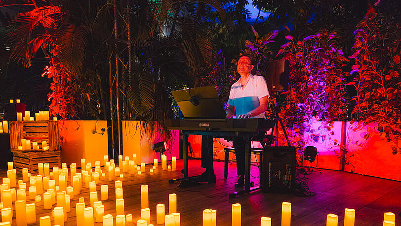 Zwischen Palmen, Kerzenmeer und sanften Kl&auml;ngen wird die Lange Nacht der Saunen in der Therme Erding zur Auszeit f&uuml;r alle Sinne.