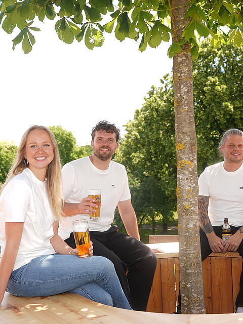V.l.: Clara Schleifer, Maurice L&ouml;w, Michael Zacharski und Quirin K&auml;s bringen frischen Wind in den Biergarten am Rosengarten. Auf der sch&ouml;nen neuen Holzterrasse oberhalb der Rosenbeete werden die G&auml;ste bedient.