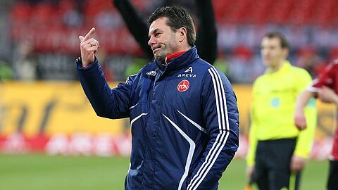 &bdquo;Nach oben zu kommen ist viel einfacher, als sich dort zu halten&ldquo;: Club-Trainer Dieter Hecking hebt den Zeigefinger.