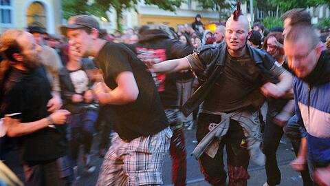 Ein Großaufgebot der Polizei versucht in der Nacht auf den 1. Mai, in der es in jedem Jahr zu gewaltsamen Ausschreitungen kommt, für Ordnung zu sorgen. Die Bilder