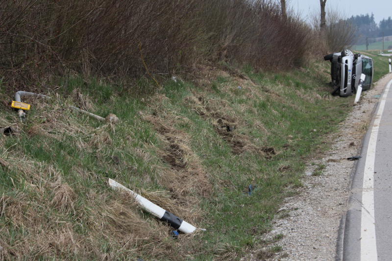 Bei Mitterbuchbach ist am Donnerstag ein Autofahrer mit seinem Mercedes von der Straße abgekommen und hat sich dabei überschlagen. Der Mann musste verletzt ins Krankenhaus eingeliefert werden, am Auto entstand ein Totalschaden.