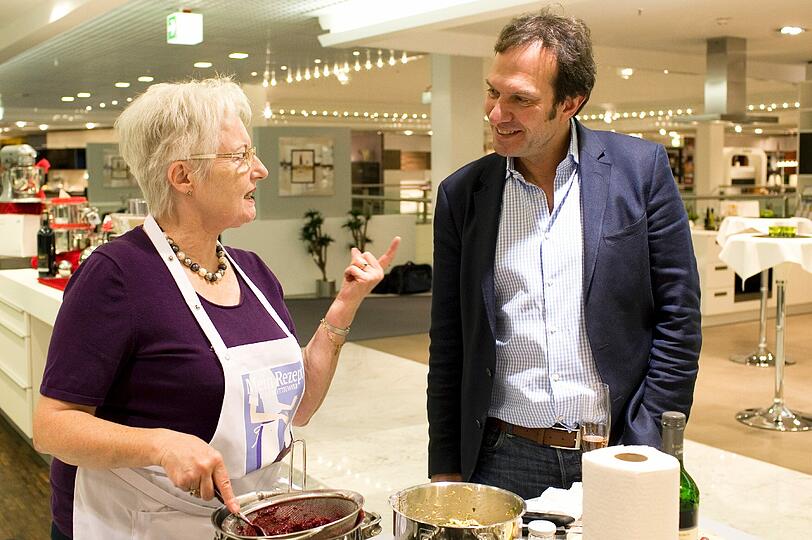 &bdquo;Reh muss nach Wald schmecken", erklärt Gerlinde Kerber dem AZ-Chefredakteur Arno Makowsky.
