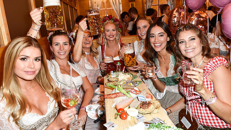 Pamela Reif, Sophia kirstein, Luisa Lion, Darya Strelnikova, Kim Hnizdo, Anna Regner, Cathy Hummels.
