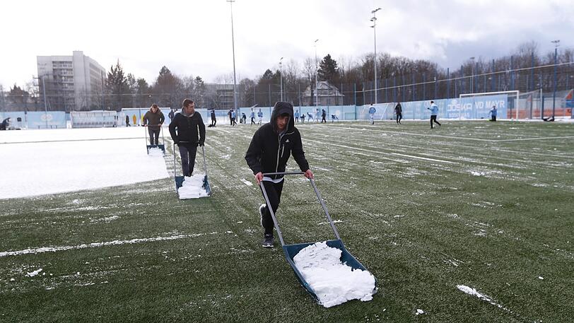 Vor allem im Test gegen Wacker Innsbruck hatten die Löwen ein Schneeproblem auf dem Kunstrasen, doch auch das Trainings auf den Rasenplätzen ist nicht uneingeschränkt möglich.