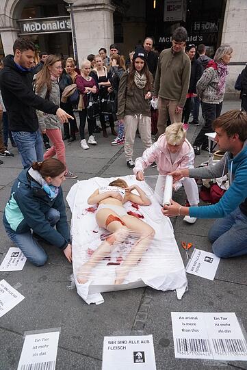 Die Bilder vom Nackt-Protest am Stachus.