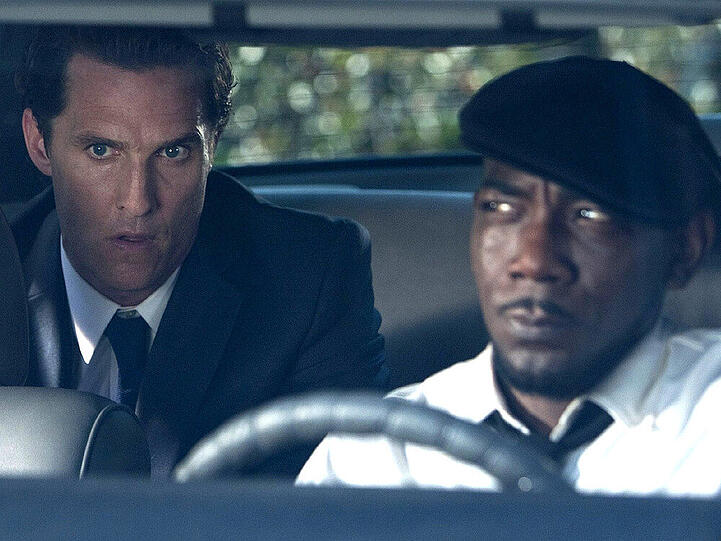 Mick Haller (Matthew McConaughey) fühlt sich in Gefahr und erwirbt von seinem Fahrer Earl (Laurence Mason) eine Waffe, um sich im Notfall zu verteidigen