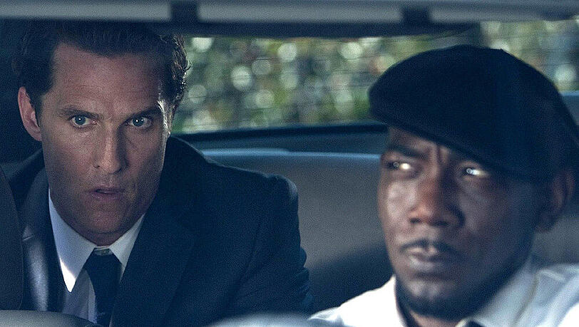Mick Haller (Matthew McConaughey) fühlt sich in Gefahr und erwirbt von seinem Fahrer Earl (Laurence Mason) eine Waffe, um sich im Notfall zu verteidigen Mick Haller (Matthew McConaughey) fühlt sich in Gefahr und erwirbt von seinem Fahrer Earl (Laurence Mason) eine Waffe, um sich im Notfall zu verteidigen