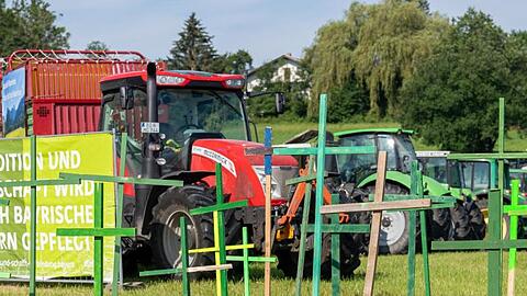 Holzkreuze und Traktoren von demonstrierenden Landwirten stehen von der Autobahnabfahrt bis zur Ortschaft Prien. Foto: Peter Kneffel/dpa