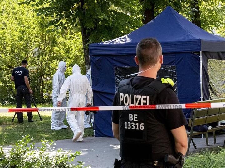 Spurensicherung am Tatort: Der 40 Jahre alte Georgier war im August in einem Berliner Park erschossen worden.