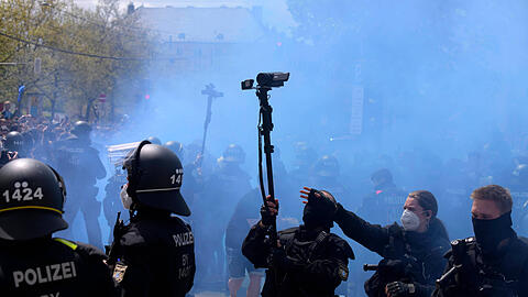 Ein Videoteam der Polizei bei einem Heimspiel des TSV 1860. (Symbolbild)