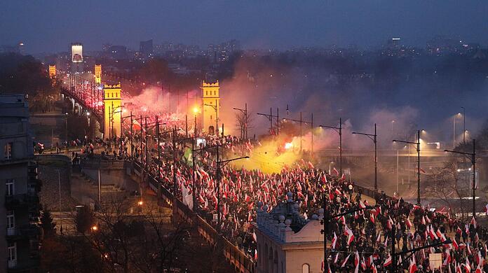 Menschen nehmen in Warschau am Unabhängigkeitsmarsch "Polen ist noch nicht verloren" teil.