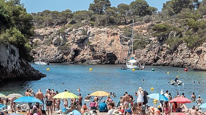 Die Bucht Torrent de Cala Pi auf Mallorca zur Hauptsaison im Sommer 2024.