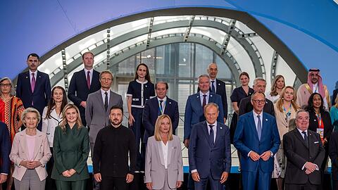 Bei der Wiederaufbaukonferenz für die Ukraine stellen sich die Teilnehmer rund um Präsident Wolodymyr Selenskyj zum Gruppenfoto auf.