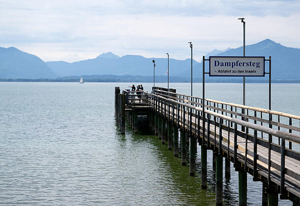 Anfang Juni: der Dampfersteg in Seebruck am Chiemsee. Schon damals war es wegen Niedrigwassers bei der Chiemsee-Schifffahrt zu vorübergehenden Einschränkungen gekommen und der Halt konnte für mehrere Tage nicht mehr angesteuert werden. Anfang Juni: der Dampfersteg in Seebruck am Chiemsee. Schon damals war es wegen Niedrigwassers bei der Chiemsee-Schifffahrt zu vorübergehenden Einschränkungen gekommen und der Halt konnte für mehrere Tage nicht mehr angesteuert werden.