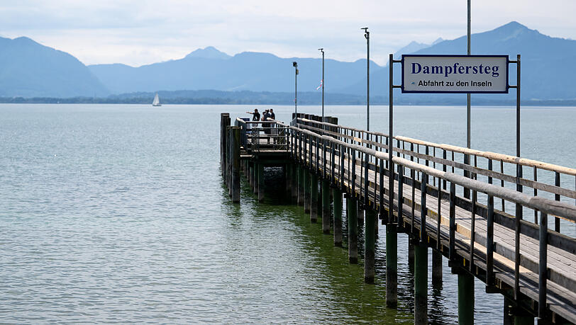Anfang Juni: der Dampfersteg in Seebruck am Chiemsee. Schon damals war es wegen Niedrigwassers bei der Chiemsee-Schifffahrt zu vorübergehenden Einschränkungen gekommen und der Halt konnte für mehrere Tage nicht mehr angesteuert werden. Anfang Juni: der Dampfersteg in Seebruck am Chiemsee. Schon damals war es wegen Niedrigwassers bei der Chiemsee-Schifffahrt zu vorübergehenden Einschränkungen gekommen und der Halt konnte für mehrere Tage nicht mehr angesteuert werden.