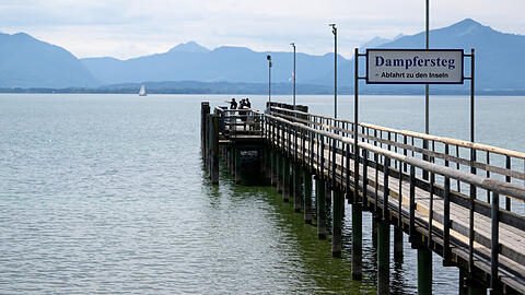 Anfang Juni: der Dampfersteg in Seebruck am Chiemsee. Schon damals war es wegen Niedrigwassers bei der Chiemsee-Schifffahrt zu vor&uuml;bergehenden Einschr&auml;nkungen gekommen und der Halt konnte  f&uuml;r mehrere Tage nicht mehr angesteuert werden.