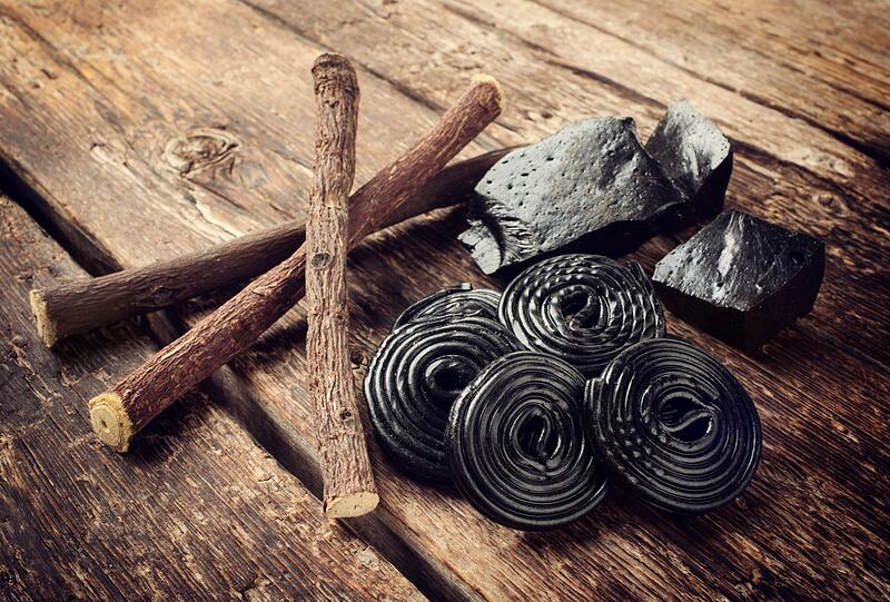 "Lakritz" ist der Extrakt einer Süßholzwurzel. Damit lassen sich Beschwerden wie Husten, Gastritis, Kopfschmerzen, Sodbrennen sowie Verstopfung lindern. "Lakritz" ist der Extrakt einer Süßholzwurzel. Damit lassen sich Beschwerden wie Husten, Gastritis, Kopfschmerzen, Sodbrennen sowie Verstopfung lindern.