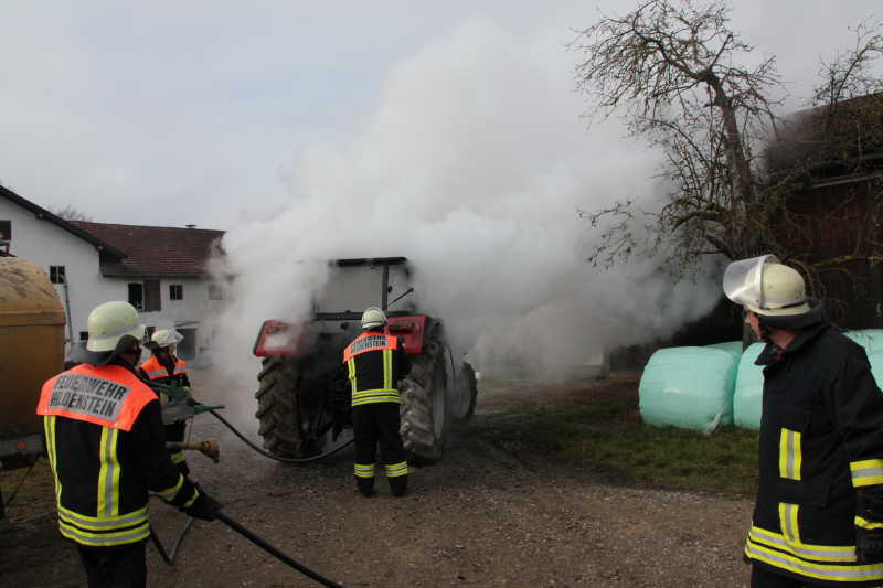 Brand eines Traktors in Etzham bei Heldenstein im LKR Mühldorf - Die Bilder