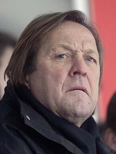 Rauf aufs Rad &ndash; egal bei welchem Wetter

Erich Kühnhackl (63), ehemaliger Eishockeyspieler und Nationaltrainer
"Mindestens drei Mal pro Woche radle ich mit dem Rennrad oder dem Mountanbike eineinhalb Stunden, egal bei welchem Wetter. Im Sommer bin ich beim Golfen viel an der frischen Luft. Im Winter trainiere ich einmal pro Woche auf dem Eis. Ich mache viel Sport mit meinen Enkeln: Fußball, Judo, Karate, Schifahren, ich bin immer gerne dabei. Im Laufe der Jahre habe ich gelernt, dass es wichtig ist, sich gut zu ernähren und genug zu trinken. Ich versuche also, bewusst zu essen."