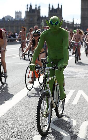 Hüllenlos und bunt bemalt - so war die nackte Radl-Parade durch die Londoner City.