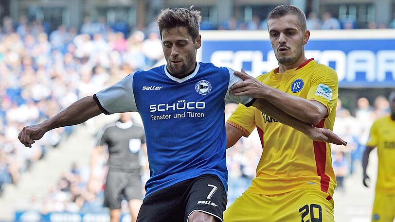 Soll am Montag seinen neuen Vertrag beim TSV 1860 unterschreiben: Michael Görlitz, hier im Zweikampf mit Karlsruhes Ylli Sallahi.
