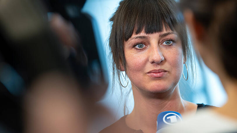 16. April 2019: Nina Fuchs hat gerade eine Petition gestartet und beantwortet in der Münchner Generalstaatsanwaltschaft die Fragen der Journalisten.