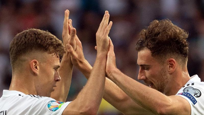 Leon Goretzka (r) klatscht mit seinem Teamkollegen Joshua Kimmich ab. Foto: Federico Gambarini/dpa/Archivbild Leon Goretzka (r) klatscht mit seinem Teamkollegen Joshua Kimmich ab. Foto: Federico Gambarini/dpa/Archivbild